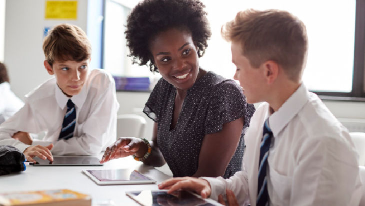 Education professional supporting pupils' AI skills